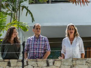 Sin Luz, los Refugiados Trancados en la Embajada