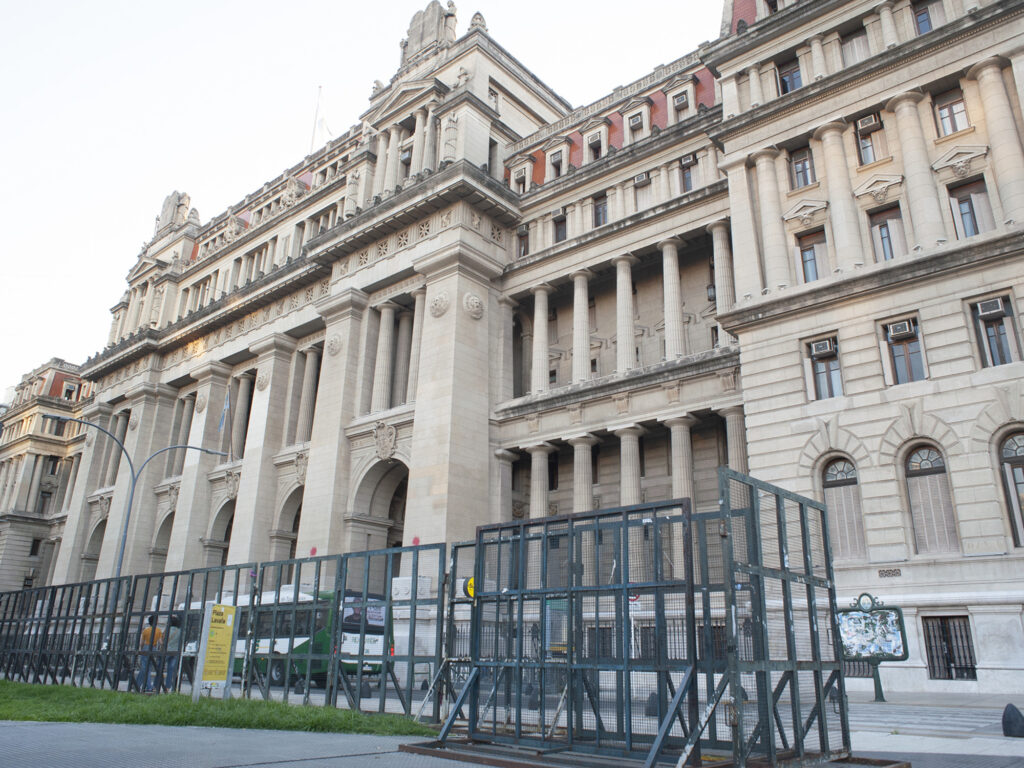 Desobediencia de las cámaras Laboral y del Crimen al fallo de la Corte Suprema