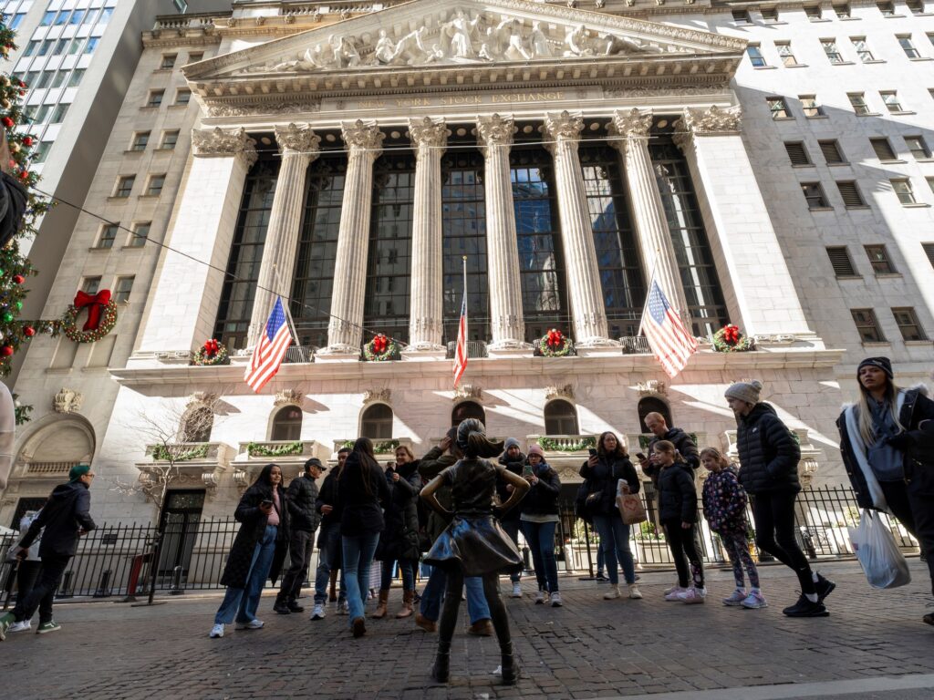 El Merval rebota y el riesgo país cae por debajo de los 700 puntos en la bolsa porteña.