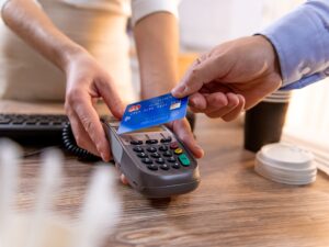 Pagos en dólares con tarjeta de débito: ¿cómo afectarán las cuotas?
