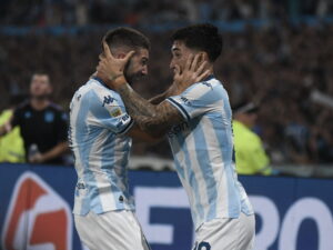 Racing vence a Boca en un clásico polémico y deja preocupado a Gago.
