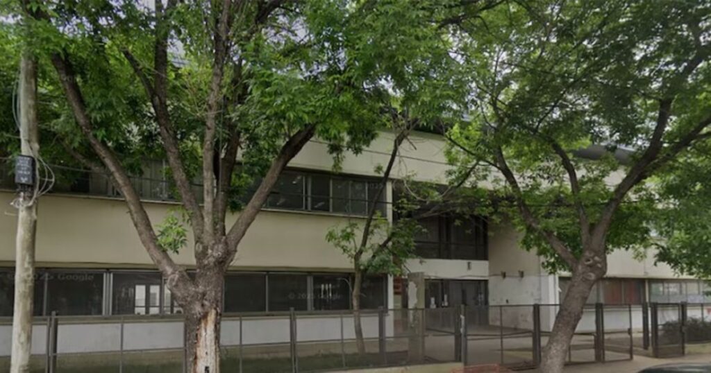 una alumna llevó un arma con 150 municiones e investigan si planeaba un ataque