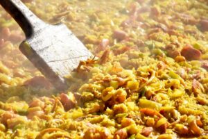 Paella Solidaria en Trelew: éxito rotundo con el apoyo a instituciones locales