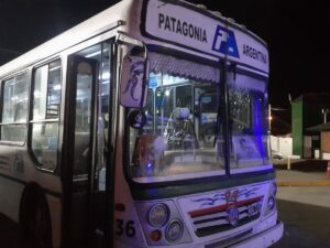 Atacaron a piedrazos a un colectivo en el barrio Abel Amaya