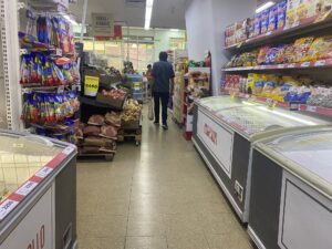 Aumento de impuestos en supermercados: impacto directo en el bolsillo del consumidor.
