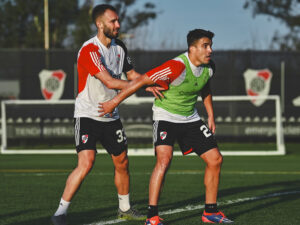 Contrastes en River: Pezzella y Acuña frente a Montiel.