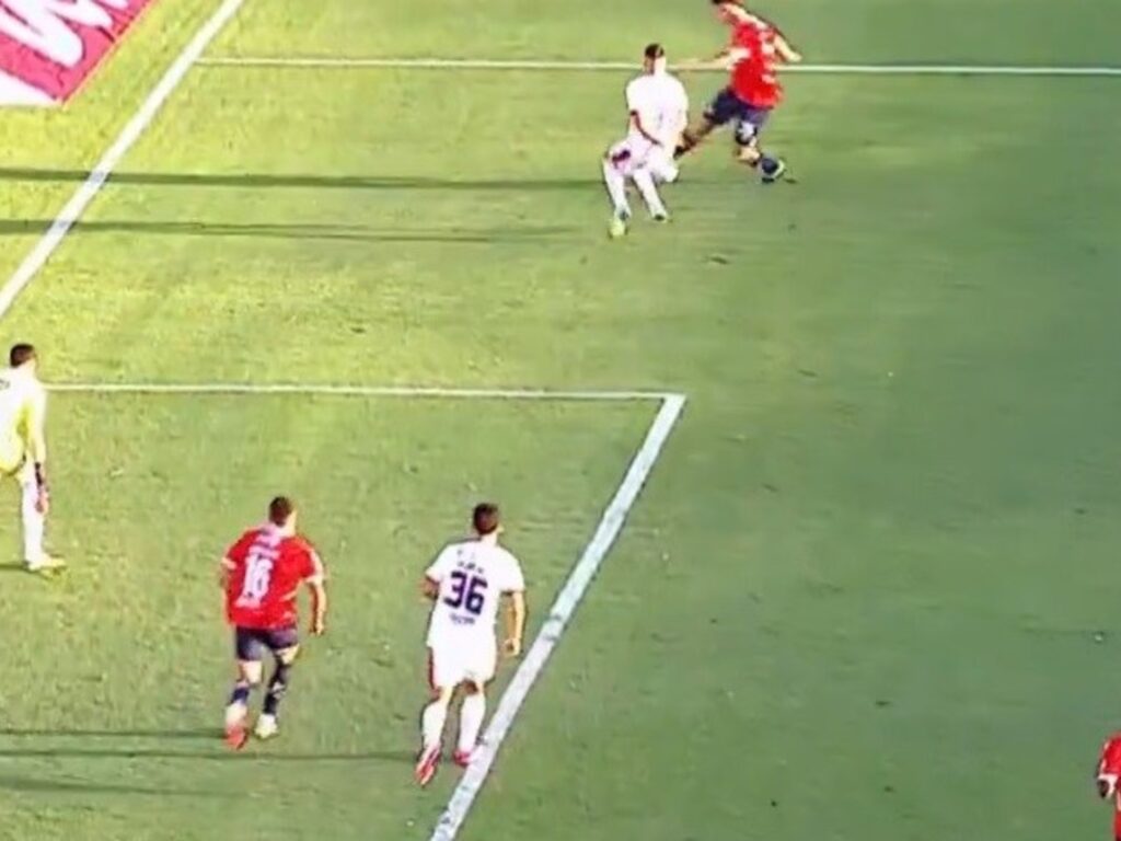 Controversia por un posible offside previo al gol de Felipe Loyola en el clásico