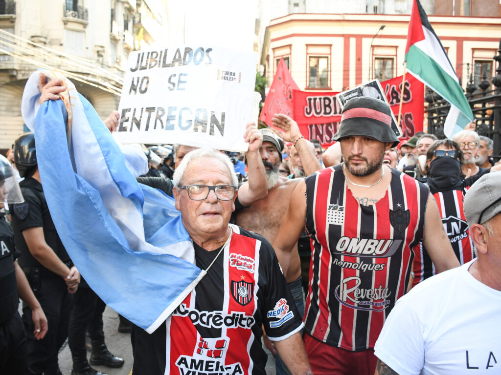 Convocan a barras y hinchas de fútbol a sumarse a la marcha de jubilados de este miércoles