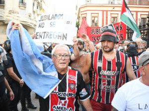 Convocan a barras y hinchas de fútbol a sumarse a la marcha de jubilados de este miércoles