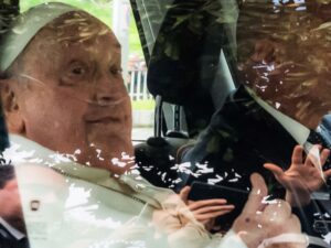 Decidimos no dejar morir al Papa y tratamos su salud con todo: médico