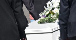 Fue al funeral de su hermana, le dieron las cenizas y siete meses después descubrió que está viva