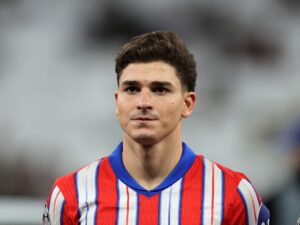 Dibu Martínez brilla en la Champions mientras Atlético y Real Madrid se enfrentan