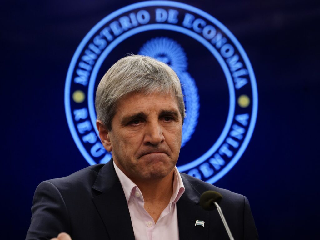 El Banco Central invierte US$ 2.000 millones para controlar la brecha cambiaria.