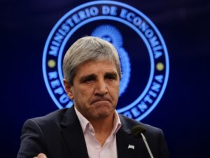 El Banco Central invierte US$ 2.000 millones para controlar la brecha cambiaria.