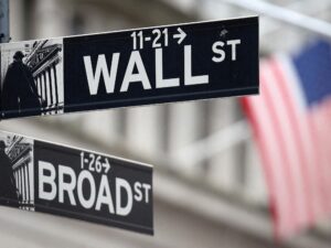 El anuncio del DNU por el acuerdo con el FMI impulsa los mercados: bonos en alza y riesgo país por debajo de los 700 puntos.