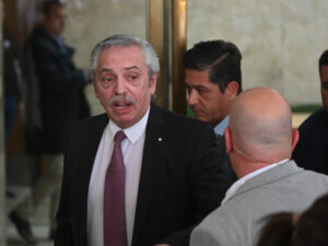 El nuevo juez retrasa decisión clave sobre Alberto Fernández.