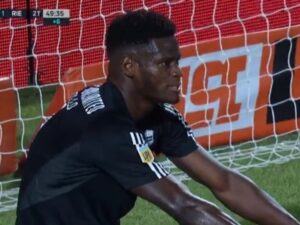 Empate de Riestra gracias a gol en contra de Murillo: Gimnasia no logra la victoria.