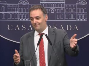 Estrategias de comunicación de Manuel Adorni para conferencias de prensa.