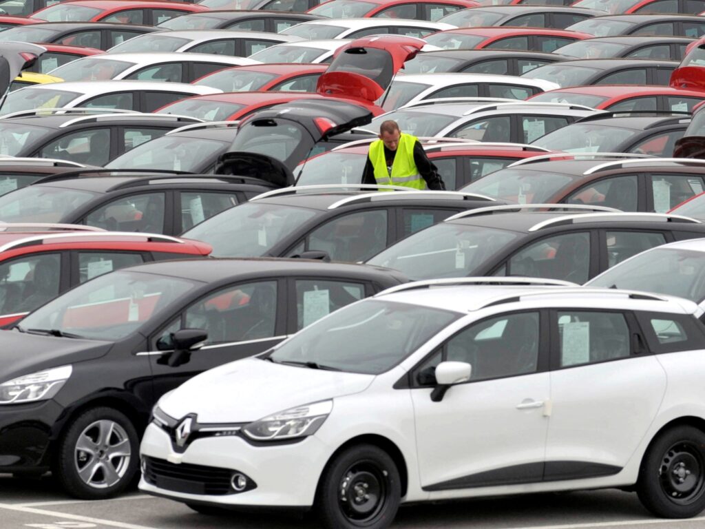 Europa advierte sobre el riesgo económico de los aranceles automotrices de Trump.