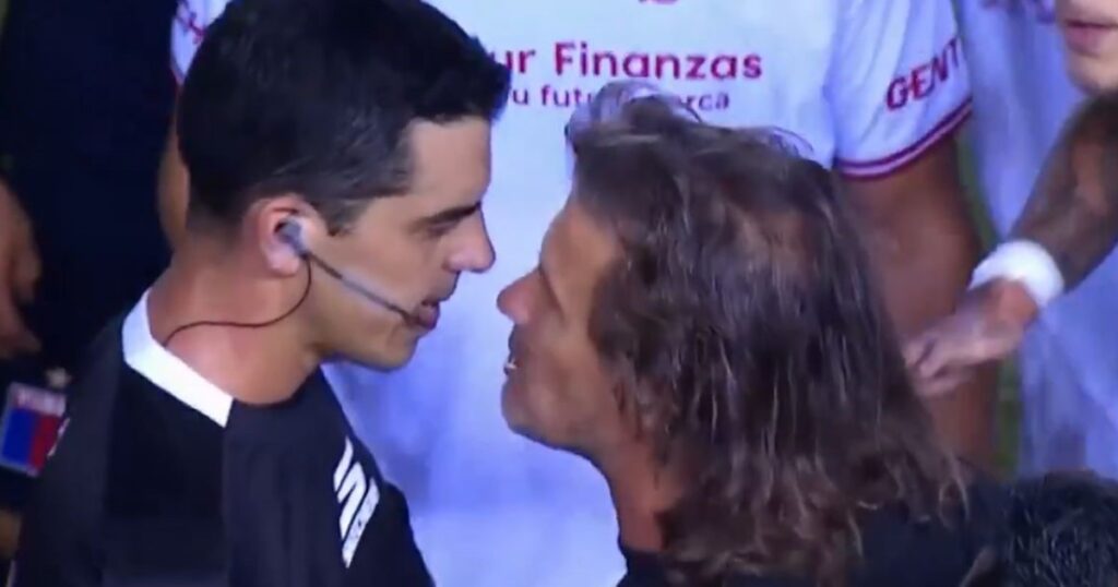 Ruben Insua se sacó y quedó cara a cara con el árbitro Rey Hilfer, que lo expulsó tras una polémica jugada de VAR