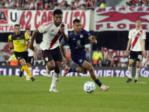 Hora y formaciones del partido en vivo
