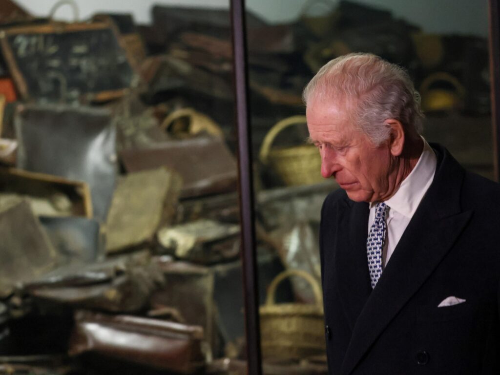 Internan al rey Carlos III por efectos del tratamiento contra el cáncer.