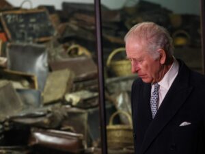 Internan al rey Carlos III por efectos del tratamiento contra el cáncer.