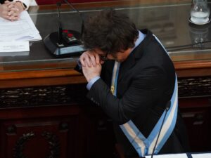 La oposición presiona por la aprobación legislativa del acuerdo con el FMI.