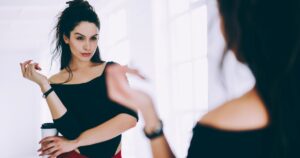 Cuáles son las 7 frases con las que una persona narcisista busca dañarnos, según una experta de Harvard