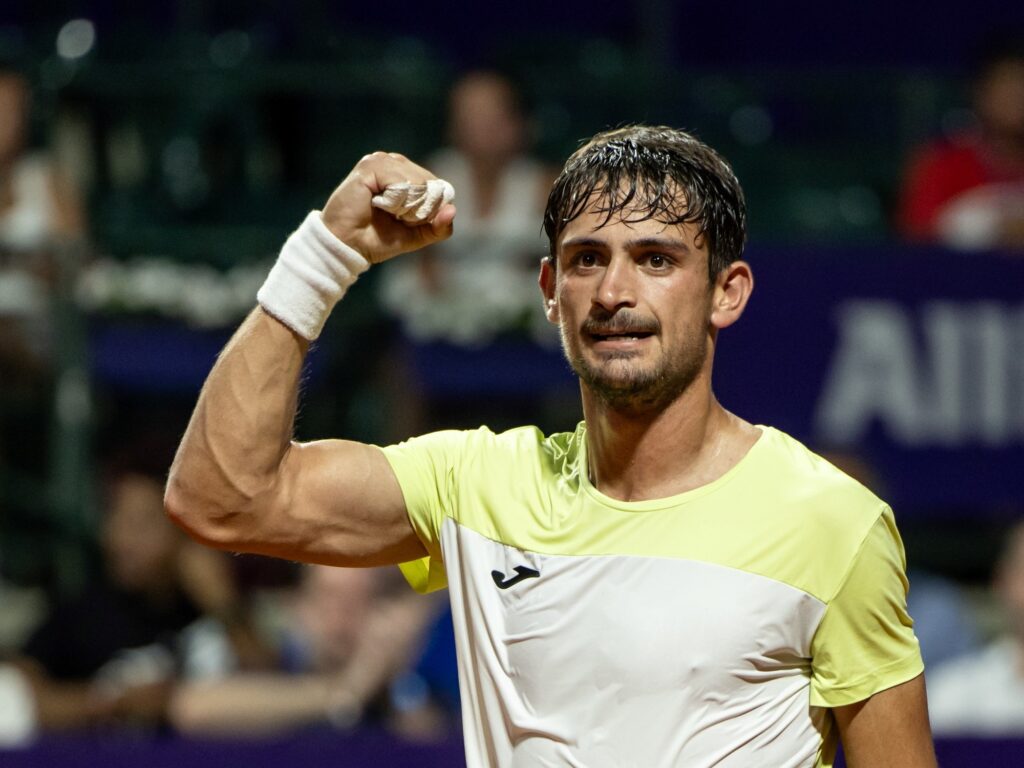 Navone sigue de racha en un duelo argentino ante el campeón Díaz Acosta.