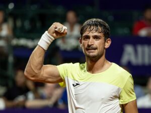 Navone sigue de racha en un duelo argentino ante el campeón Díaz Acosta.