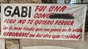 Río Negro: le fue infiel y le colgó un pasacalle pidiéndole perdón desde la ventana