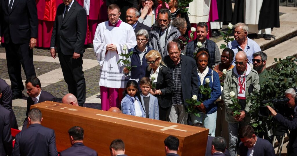 quiénes recibieron el cuerpo del Papa Francisco en la basílica Santa María la Mayor donde será enterrado