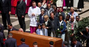 quiénes recibieron el cuerpo del Papa Francisco en la basílica Santa María la Mayor donde será enterrado