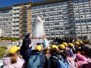 Rumores insólitos llenan las redes durante la convalecencia del Papa