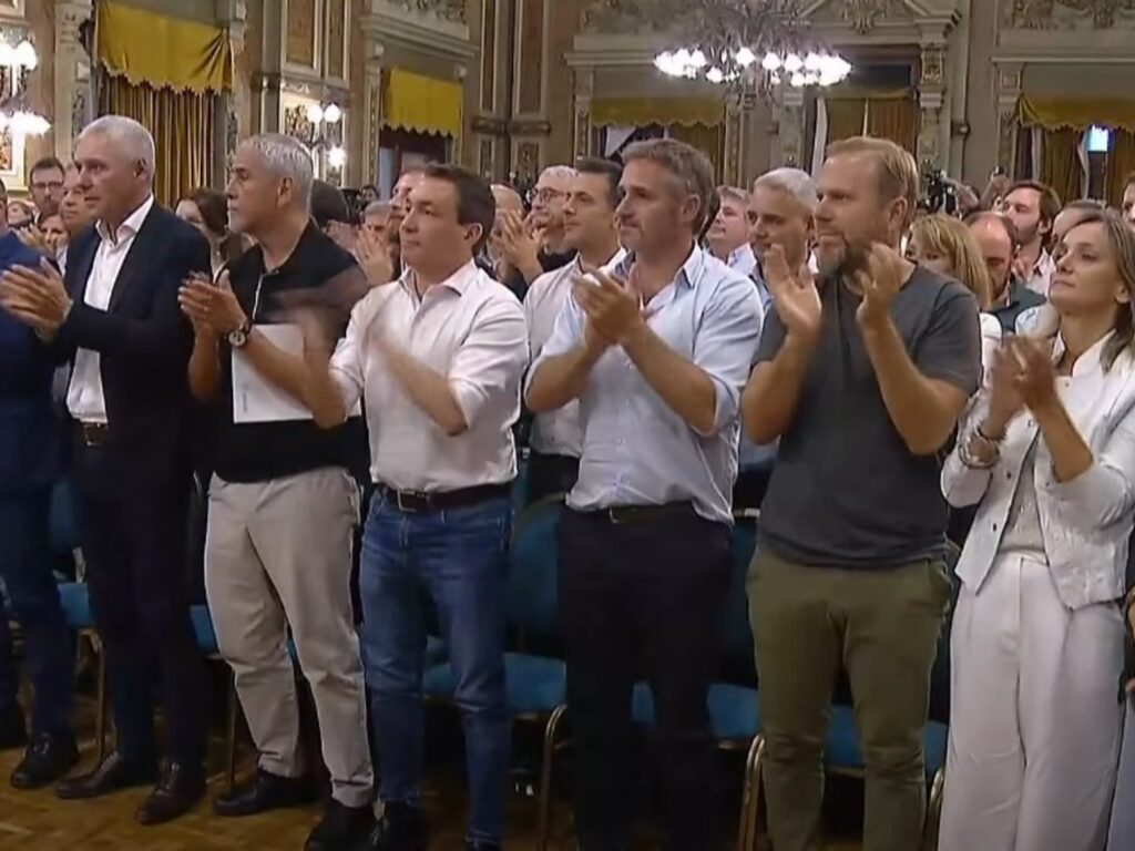 Acompañantes de Axel Kicillof en su respuesta a Javier Milei