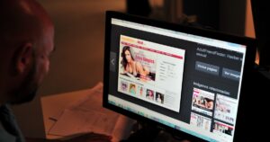 Cómo bloquear contenido para adultos en la red doméstica