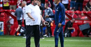 el dueño del Nottingham se metió a la cancha a hablar con el DT por un empate que puede dejarlo sin Champions