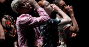 Una coreógrafa y bailarina francesa llega al Colón y presenta al feminismo como un combate que aún hay que sostener