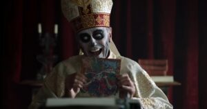 Ghost, la banda que parodia al Papa, ambienta sus shows como una iglesia y sus fans se visten de curas