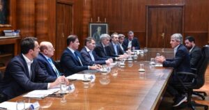 Por presión de Caputo, los supermercados y mayoristas no pagaron el aumento salarial fijado en la paritaria de Comercio