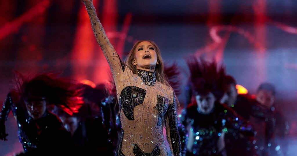 Jennifer Lopez y su desacatada conducción de los AMAs: transparencias, danza y los besos con sus bailarines