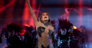 Jennifer Lopez y su desacatada conducción de los AMAs: transparencias, danza y los besos con sus bailarines
