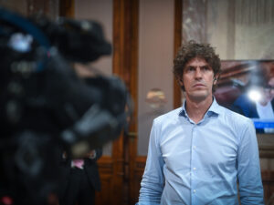 Martín Lousteau considera una alianza con el peronismo ante avances de Milei contra las instituciones.