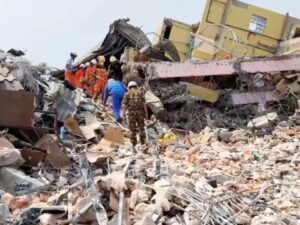 Mujer rescatada tras 91 horas bajo escombros, cifra de muertos se eleva a casi 3000