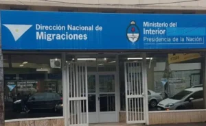 El Gobierno endurece la política migratoria y habilita el cobro en salud y educación