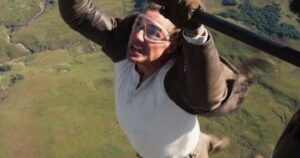 Tom Cruise vuela literalmente alto en la última Misión Imposible