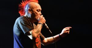 El inoxidable Wattie Buchan, la última figura del punk, que a los 67 años vive al límite y sobrevivió cinco infartos