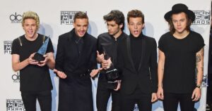 su hit "Night changes" llegó a mil millones en YouTube