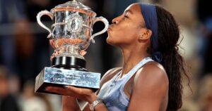 Coco Gauff ganó por primera vez el título en Roland Garros tras superar a Sabalenka en una final que cambió de manos y se llenó de emoción